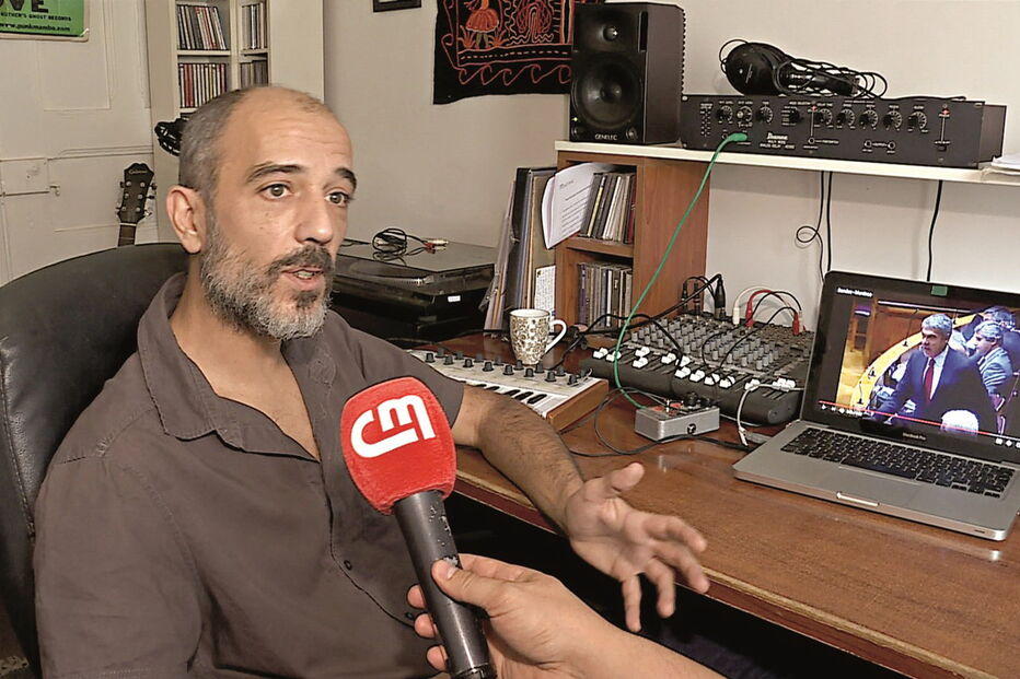 O músico Nuno Gelpi grava as canções em casa e usa imagens que encontra na plataforma de vídeos Youtube