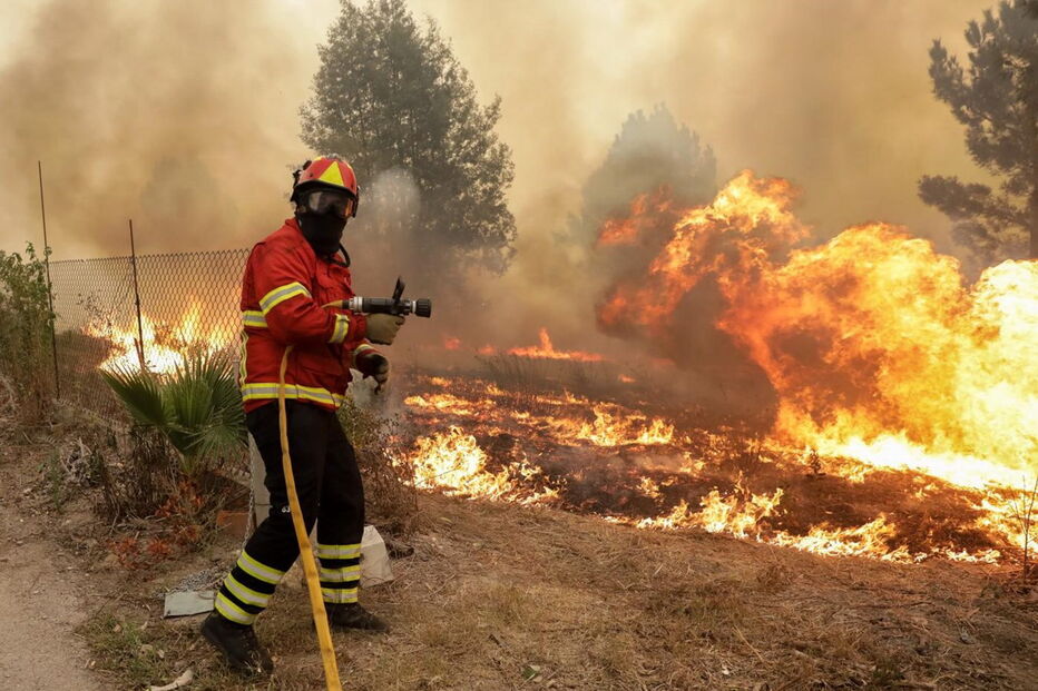Três frentes de fogo obrigam a evacuar povoações na Lousã