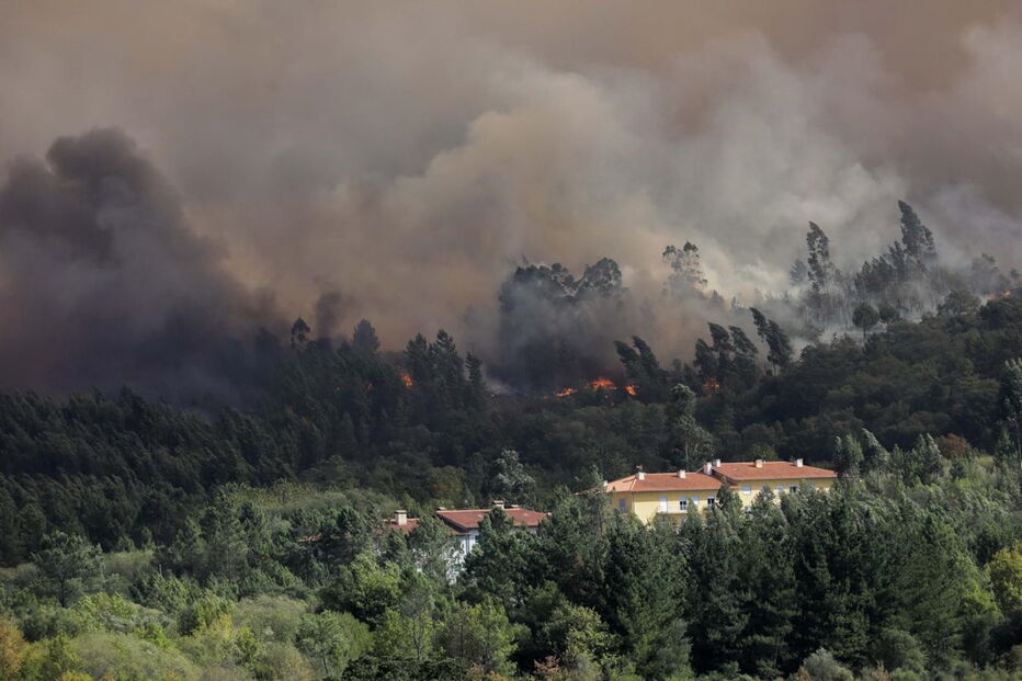 Três frentes de fogo obrigam a evacuar povoações na Lousã