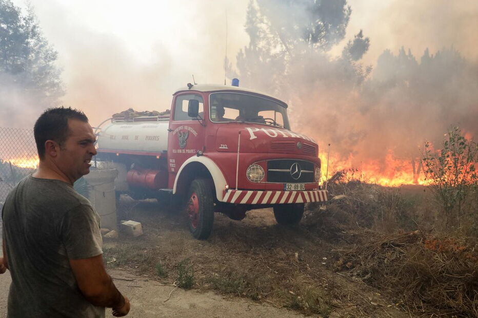 Três frentes de fogo obrigam a evacuar povoações na Lousã
