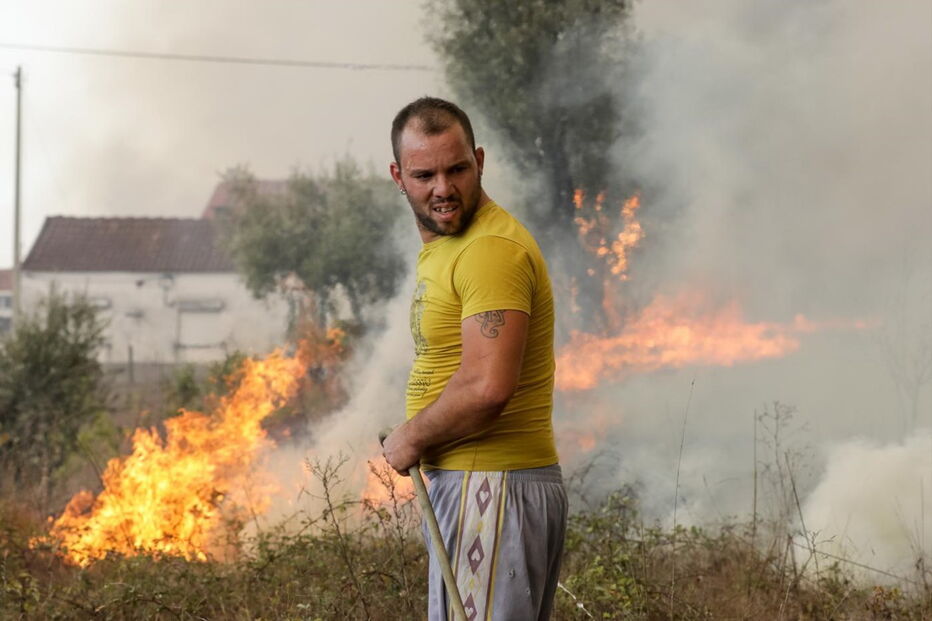 Três frentes de fogo obrigam a evacuar povoações na Lousã