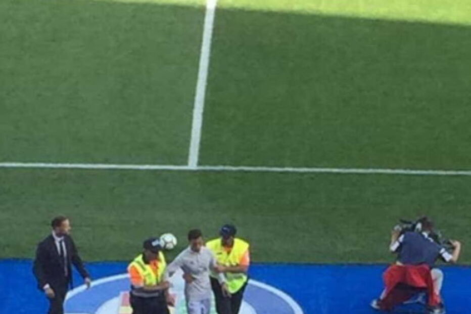 'Sósia' de Cristiano Ronaldo invade campo e acaba detido