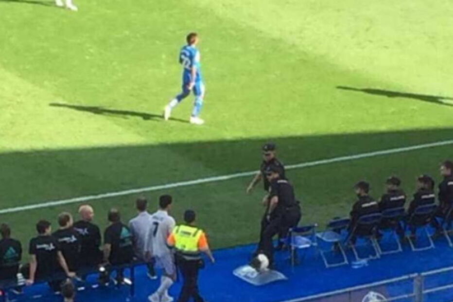 'Sósia' de Cristiano Ronaldo invade campo e acaba detido