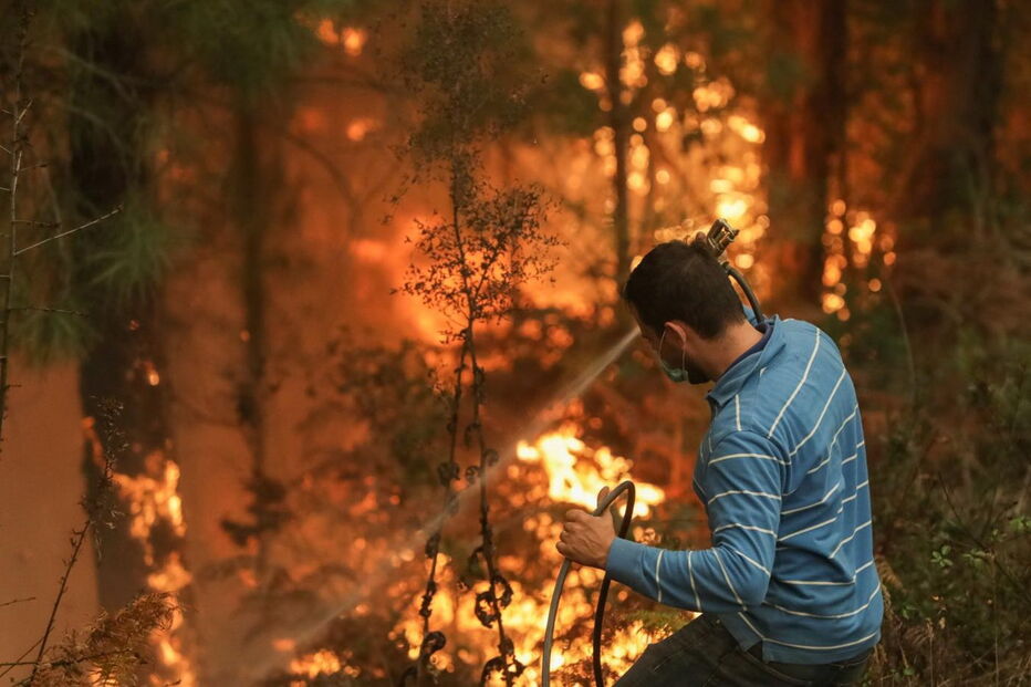 2017-10-16_16_41.51 Popular combate as chamas em Moita da Serra, Arganil 2 Paulo Novais LUSA.jpg
