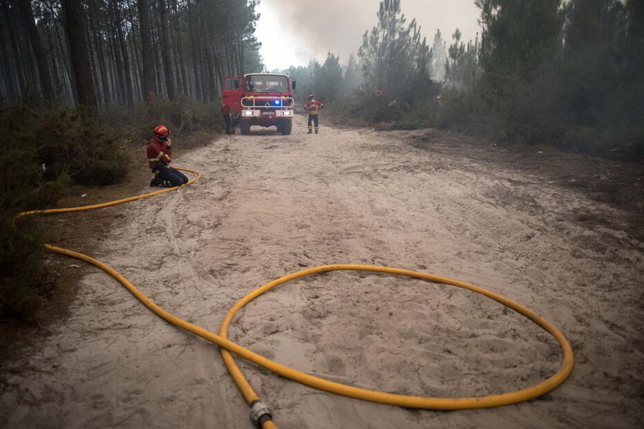 2017-10-16_16_42.40 Paulo Cunha - Bombeiros combatem incendio no Pinhal de Leiria.jpg