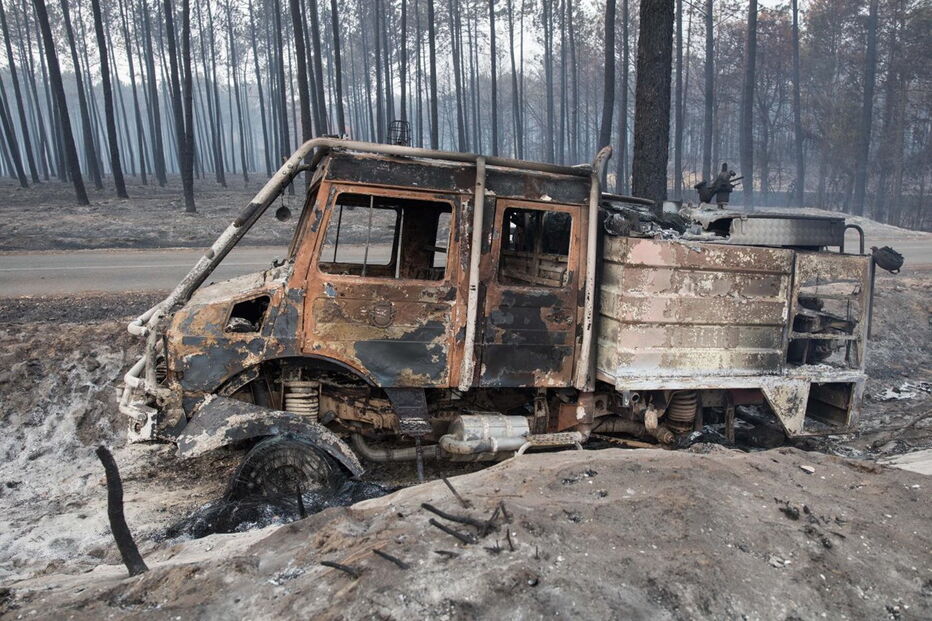 Carro dos bombeiros de Leiria destruido pelo incendio no Pinhal de Leiria.jpg