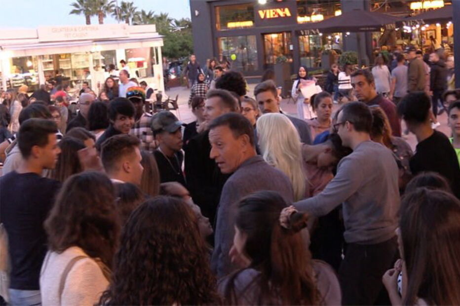 Robô sexual abusado por grupo de homens pela segunda vez