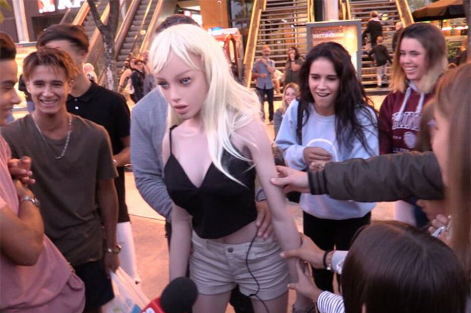 Robô sexual abusado por grupo de homens pela segunda vez