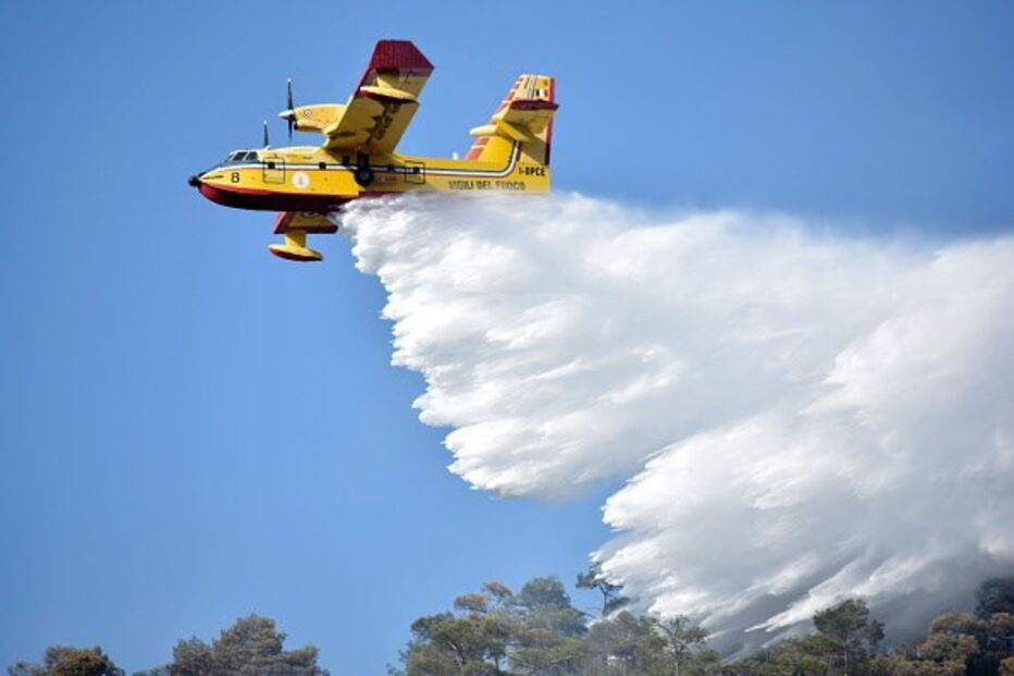 Avião italiano de combate a fogos Canadair