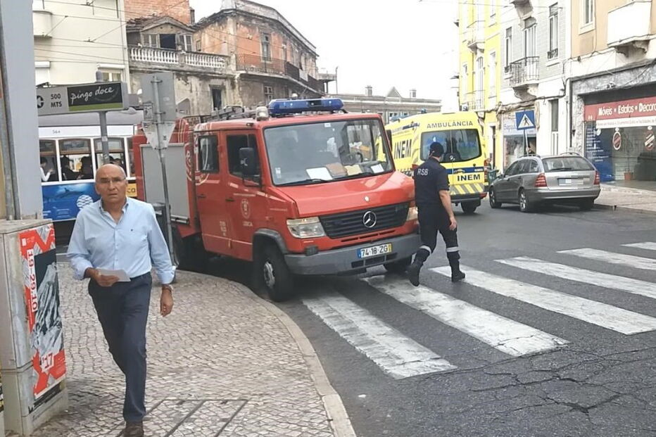 Local do atropelamento, na rua Angelina Vidal, em Lisboa. INEM prestou socorro às vítimas      