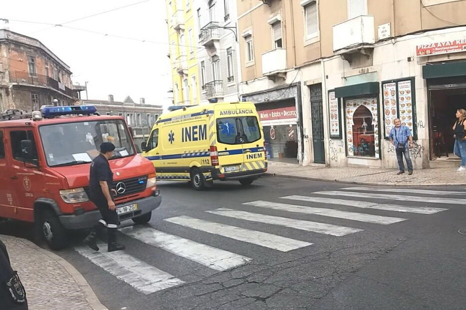Local do atropelamento, na rua Angelina Vidal, em Lisboa. INEM prestou socorro às vítimas      