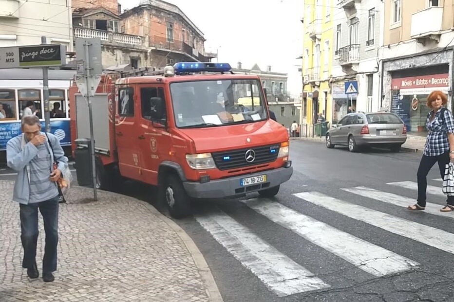 Local do atropelamento, na rua Angelina Vidal, em Lisboa. INEM prestou socorro às vítimas      