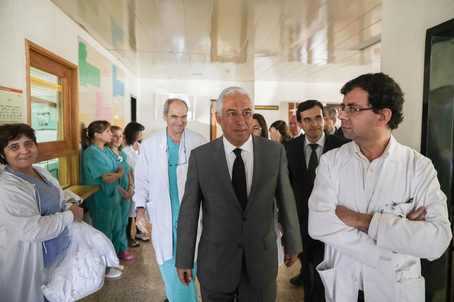 Costa visita unidade de queimados em Coimbra