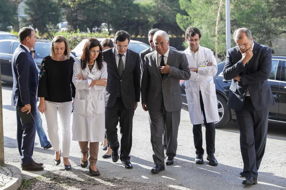 Costa visita unidade de queimados em Coimbra