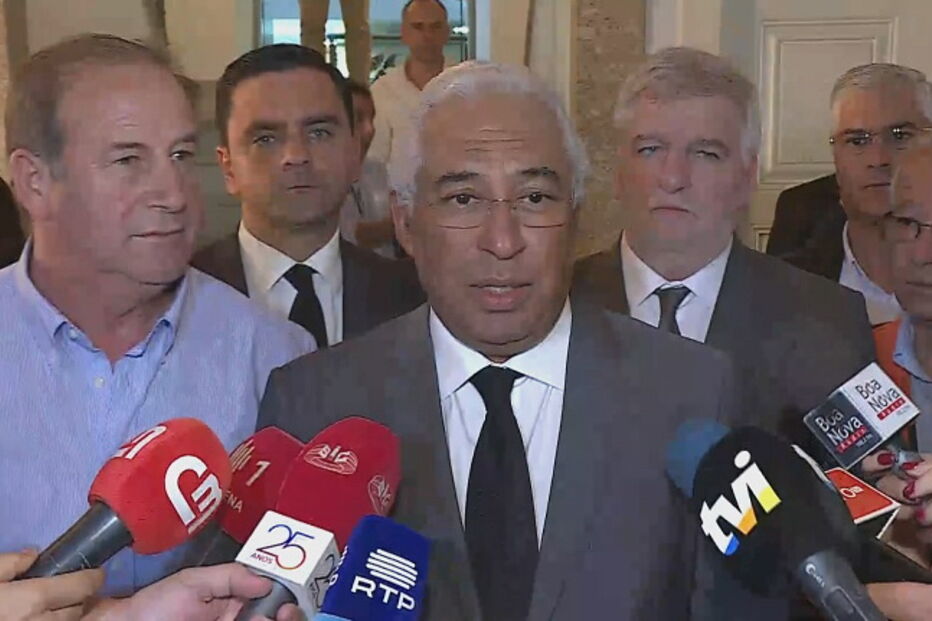 António Costa fala aos jornalistas em Oliveira do Hospital