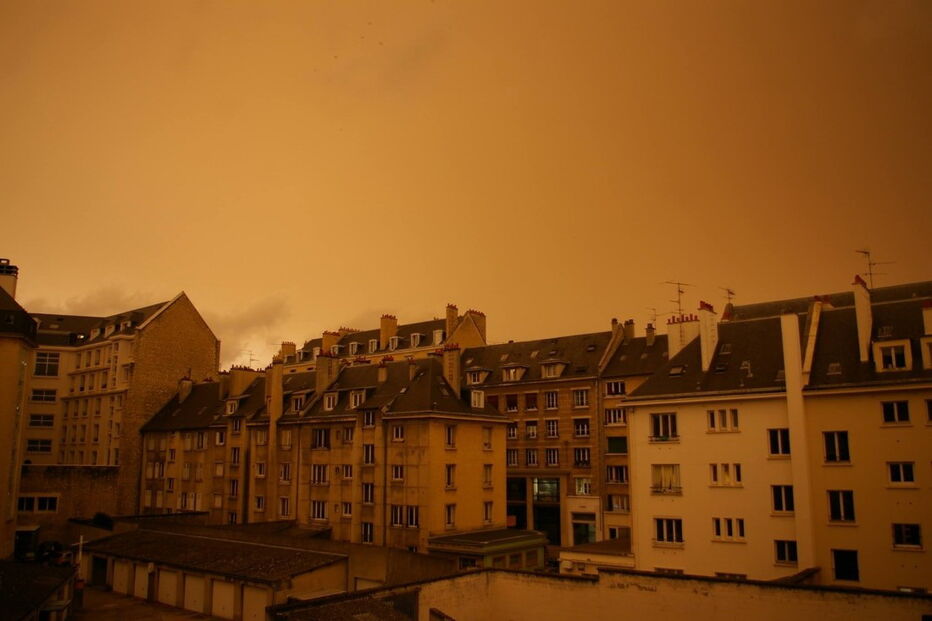 Fumo dos incêndios de Portugal e Espanha pintou de laranja o céu de Caen, em França