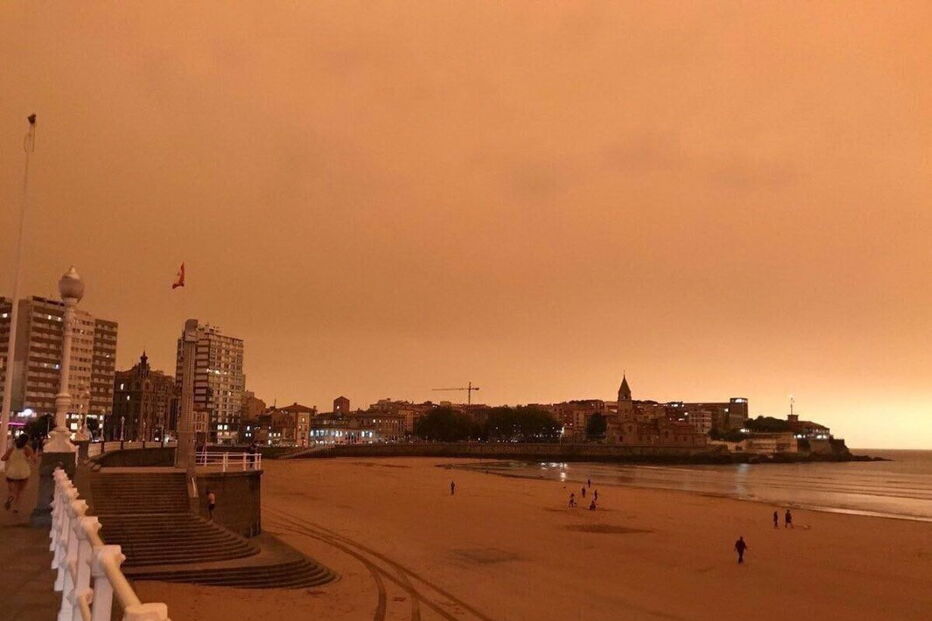 Fumo dos incêndios de Portugal e Espanha pintou de laranja o céu de Gijon, no norte de Espanha