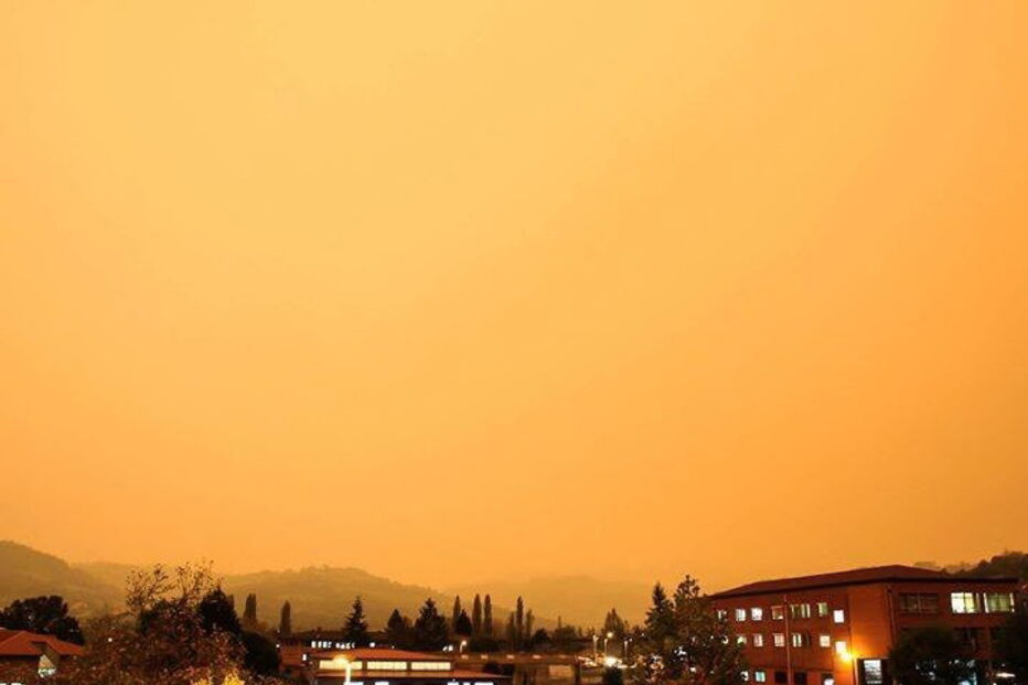 Fumo dos incêndios de Portugal e Espanha pintou de laranja o céu de Grau, no norte de Espanha