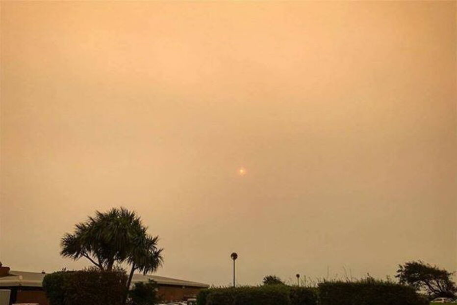 Fumo dos incêndios de Portugal e Espanha pintou de laranja o céu de Gurnesey, no Reino Unido