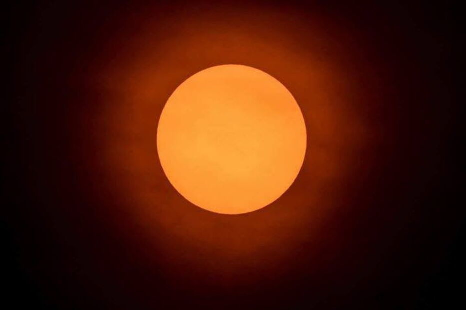 Fumo dos incêndios de Portugal e Espanha pintou de laranja o céu de Ipswich