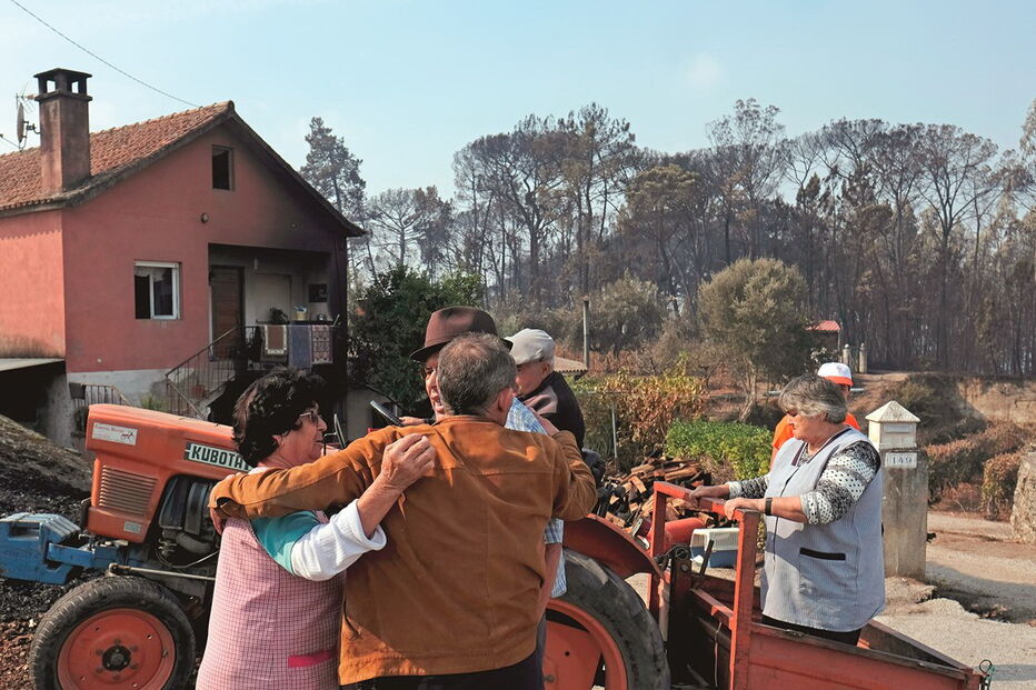 União e afeto entre os populares que sobreviveram ao inferno das chamas  