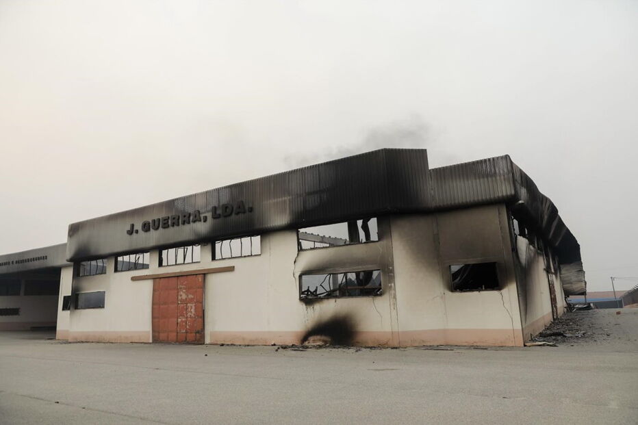 2017-10-18_13_27.43 Uma das empresas destruidas no incendio em Oliveira do Hospital PAULO NOVAIS LUSA.jpg