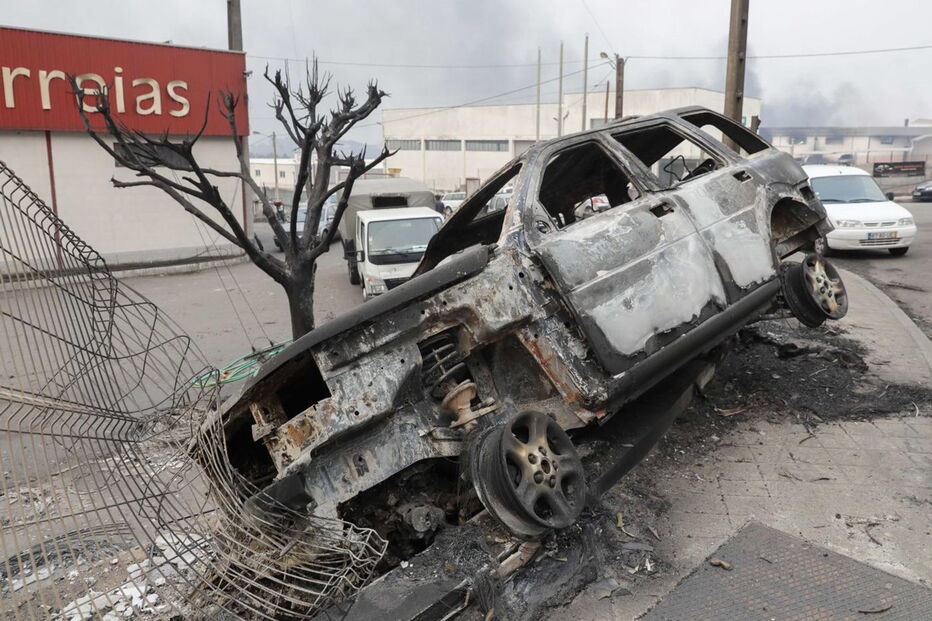 2017-10-18_13_27.44 Uma viatura queimada junto da zona industrial de Oliveira do Hospital PAULO NOVAIS LUSA.jpg
