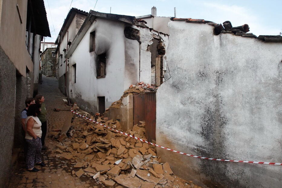 2017-10-18_17_06.06 Fachada de habitação destruída pelas chamas em Cerdeira, Penacova Ricardo Alemida.jpg