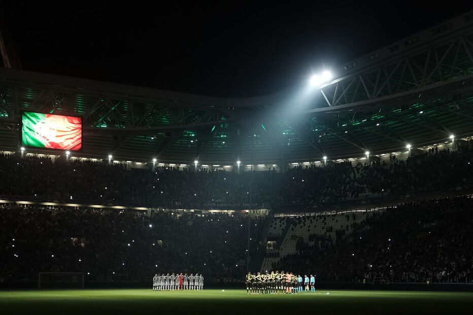 Estádio da Juventus com as cores portuguesas durante minuto de silêncio