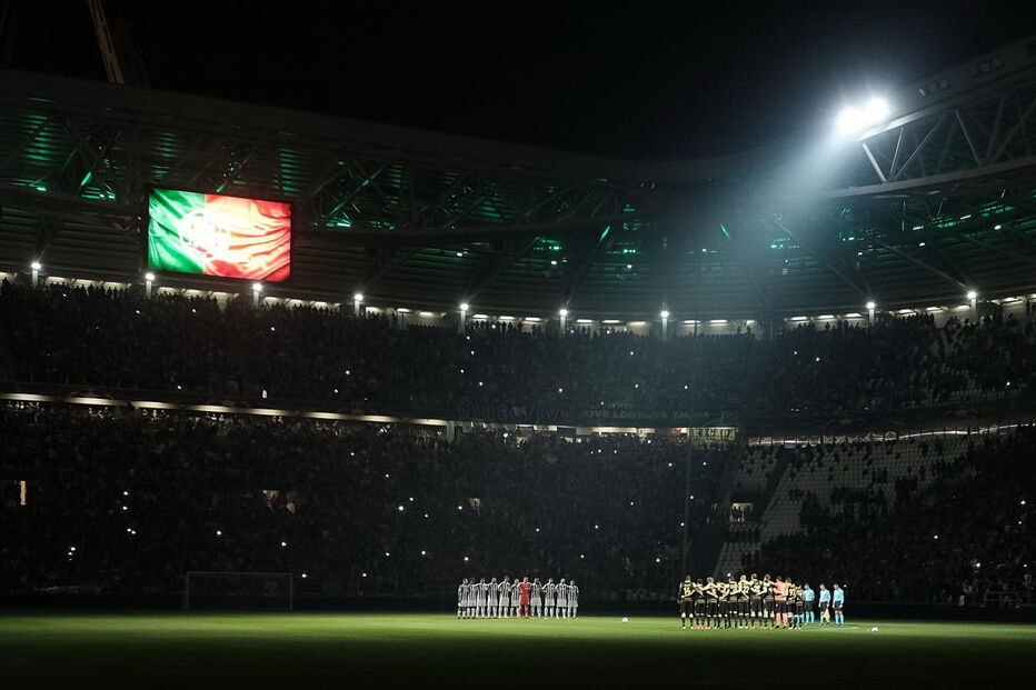 Estádio da Juventus com as cores portuguesas durante minuto de silêncio
