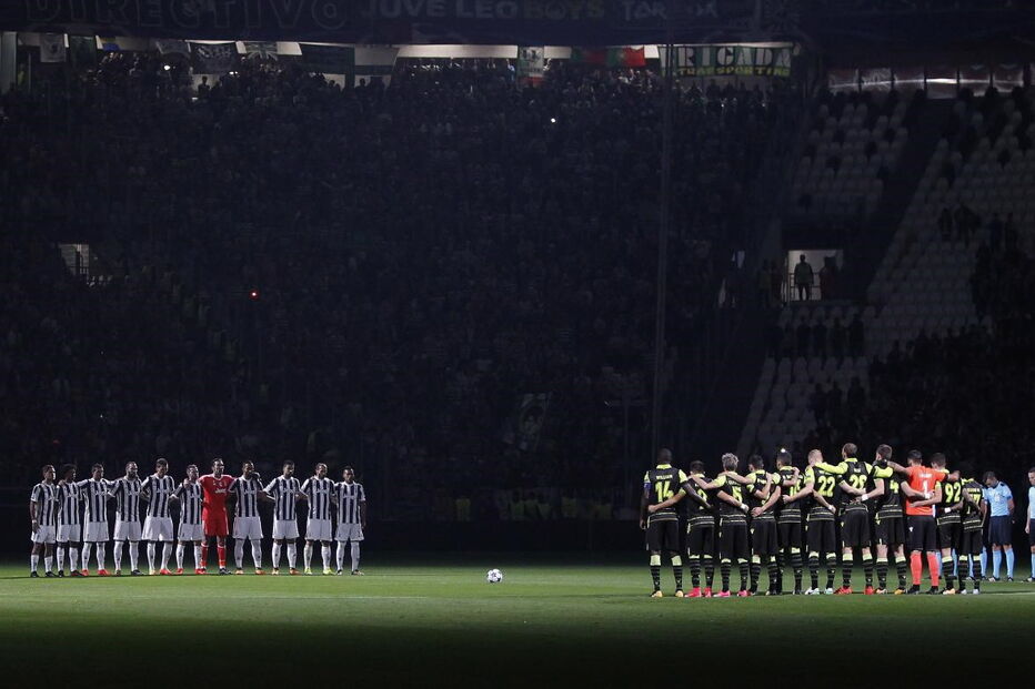 Estádio da Juventus com as cores portuguesas durante minuto de silêncio