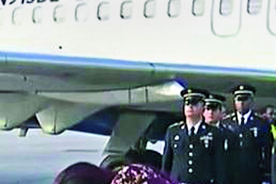 Myesha Johnson junto ao caixão