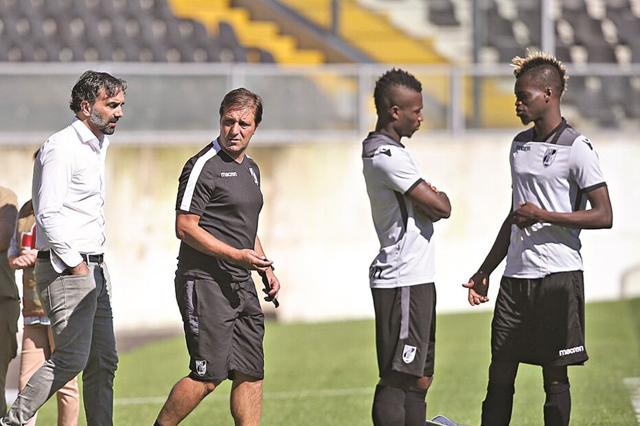 Pedro Martins (centro) diz que a equipa vai fazer um grande jogo 