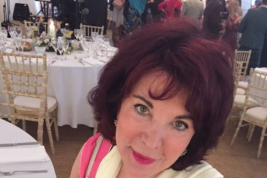 Stella garante que a aplicação de urina é responsável pela saúde da sua pele