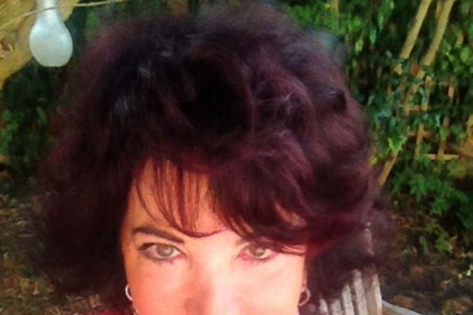 Stella garante que a aplicação de urina é responsável pela saúde da sua pele