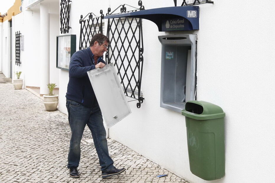 Grupo faz explodir caixa multibanco nas instalações da Junta de Freguesia de Maçussa ,na Azambuja