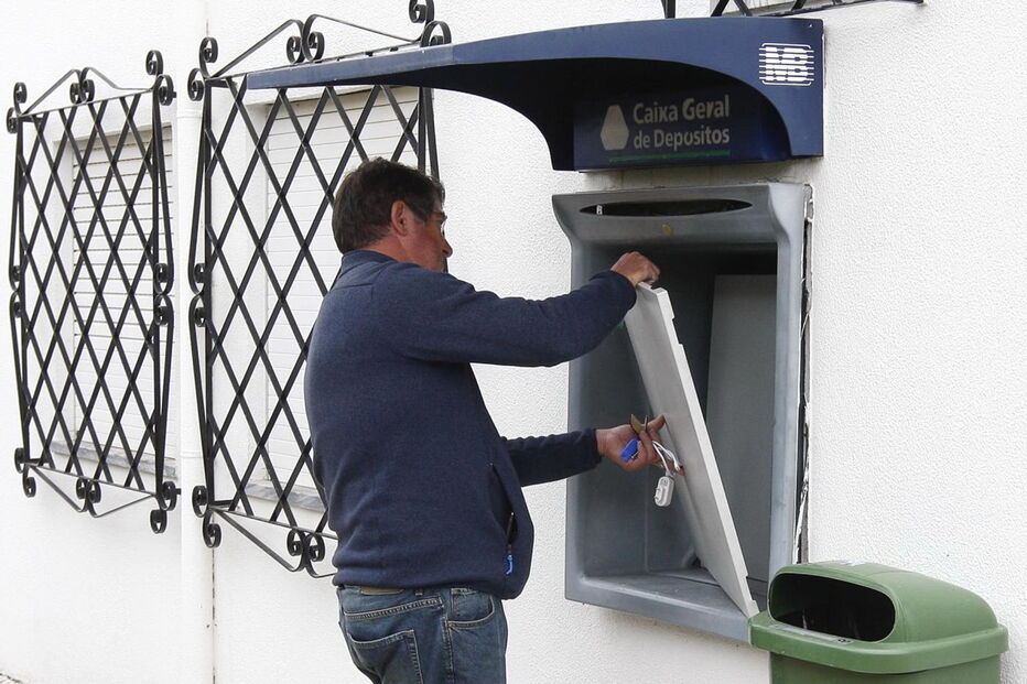Grupo faz explodir caixa multibanco nas instalações da Junta de Freguesia de Maçussa ,na Azambuja