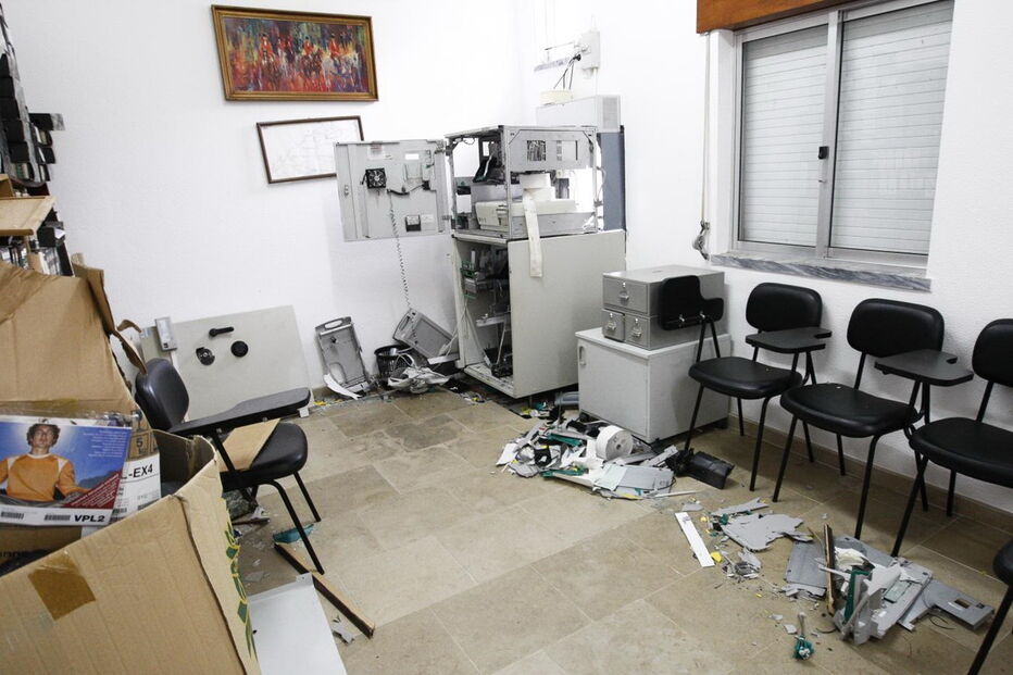 Grupo faz explodir caixa multibanco nas instalações da Junta de Freguesia de Maçussa ,na Azambuja