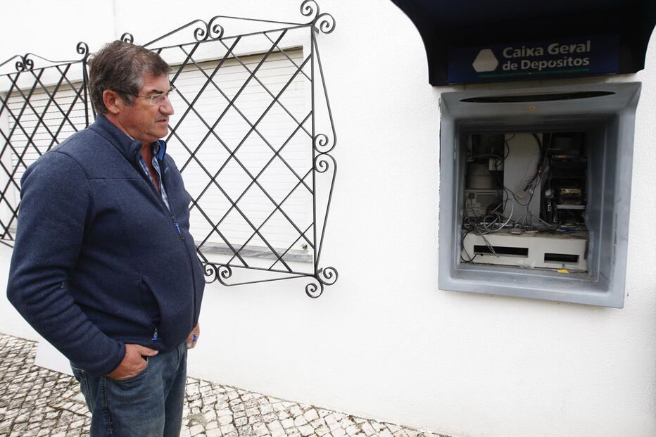 Grupo faz explodir caixa multibanco nas instalações da Junta de Freguesia de Maçussa ,na Azambuja