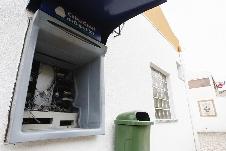 Grupo faz explodir caixa multibanco nas instalações da Junta de Freguesia de Maçussa ,na Azambuja