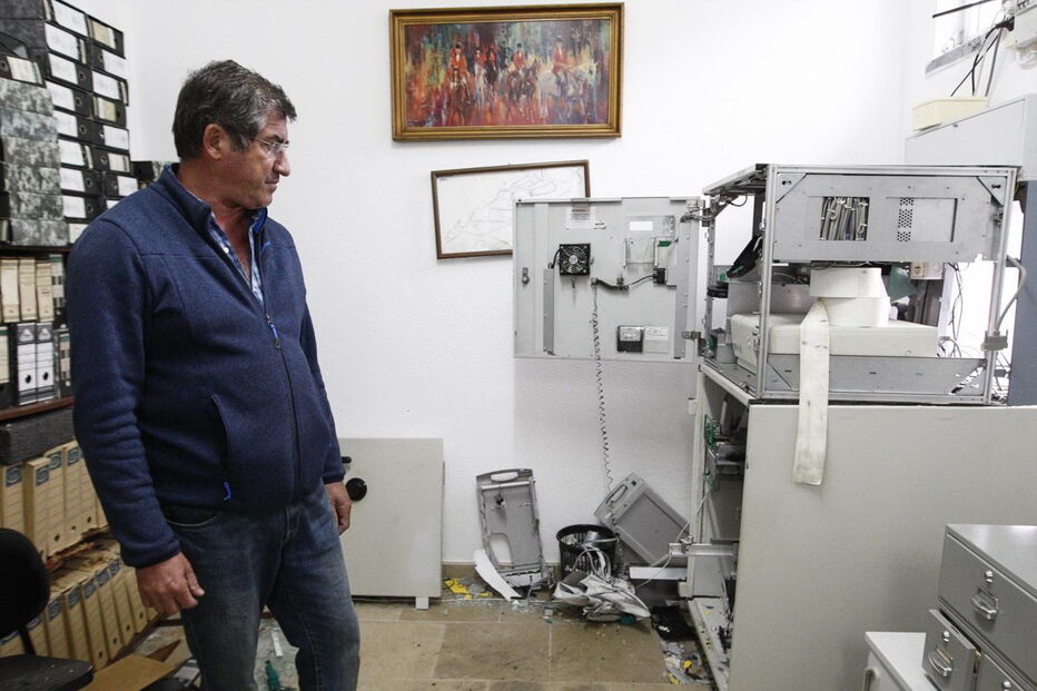 Grupo faz explodir caixa multibanco nas instalações da Junta de Freguesia de Maçussa ,na Azambuja