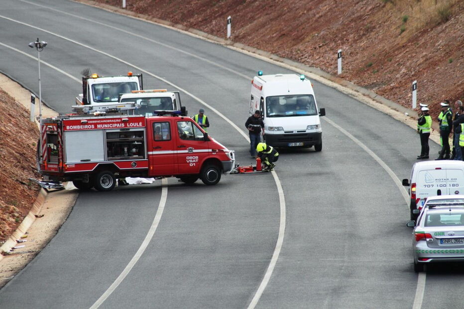 Bombeiros de Loulé integraram o dispositivo de socorro que ao princípio da manhã de ontem foi mobilizado para o local do acidente onde morreu o casal inglês 