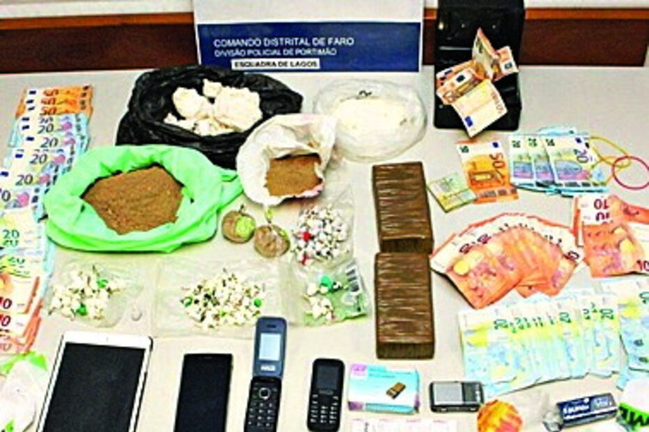 Droga apreendida juntamente com dinheiro e material informático