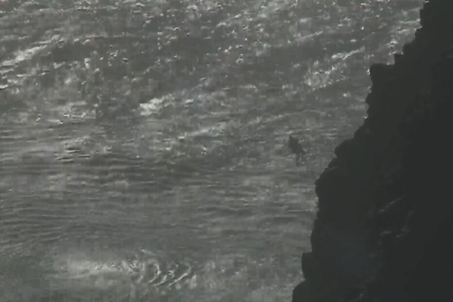  Helicóptero Merlin da Força Aérea em operação de resgate em Aljezur