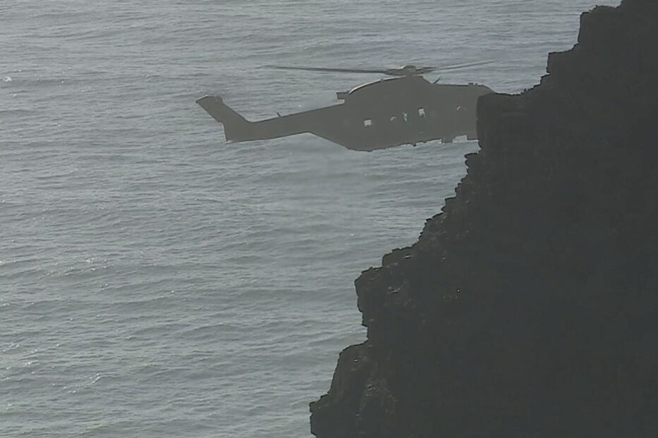  Helicóptero Merlin da Força Aérea em operação de resgate em Aljezur