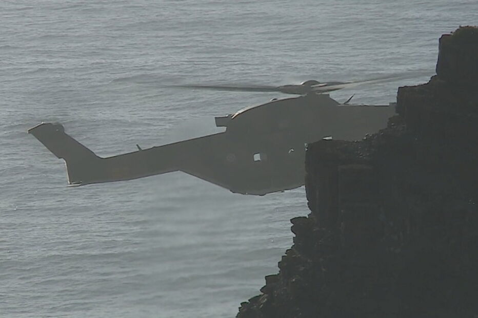  Helicóptero Merlin da Força Aérea em operação de resgate em Aljezur