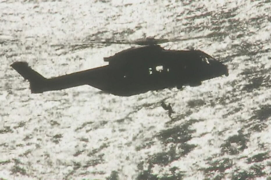 O momento em que equipa do helicóptero da Força Aérea salva um pescador em Aljezur