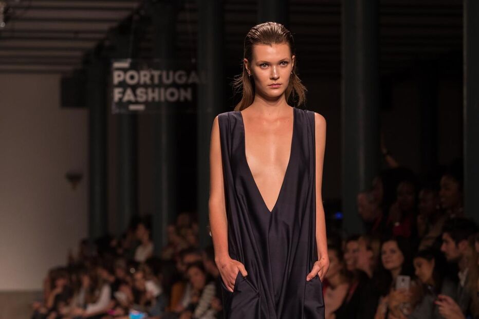 Decotes pronunciados foram uma constante nos desfiles de ontem do Portugal Fashion