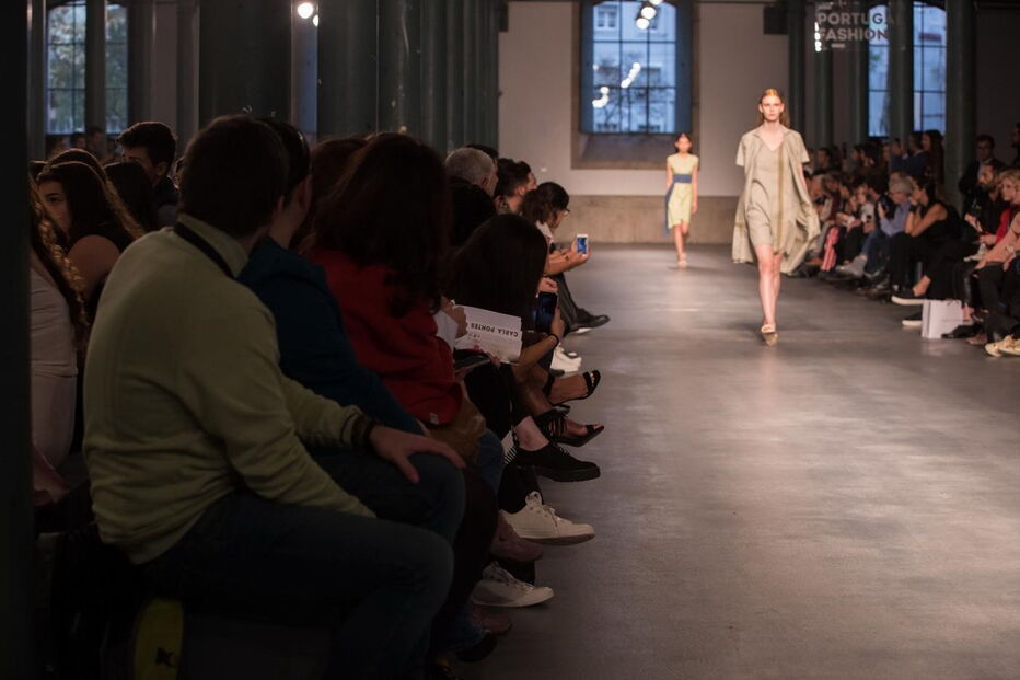 Decotes pronunciados foram uma constante nos desfiles de ontem do Portugal Fashion