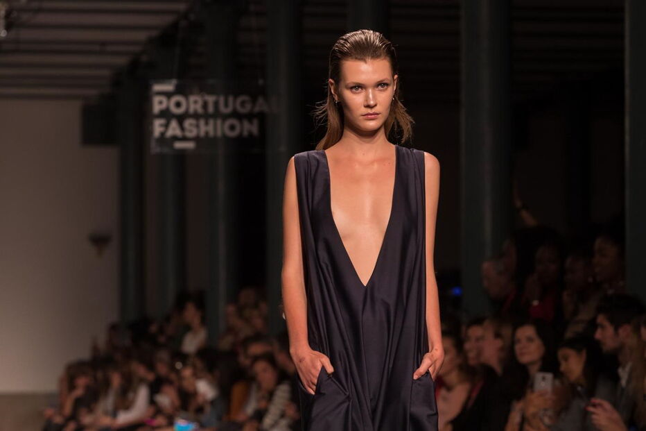 Decotes pronunciados foram uma constante nos desfiles de ontem do Portugal Fashion